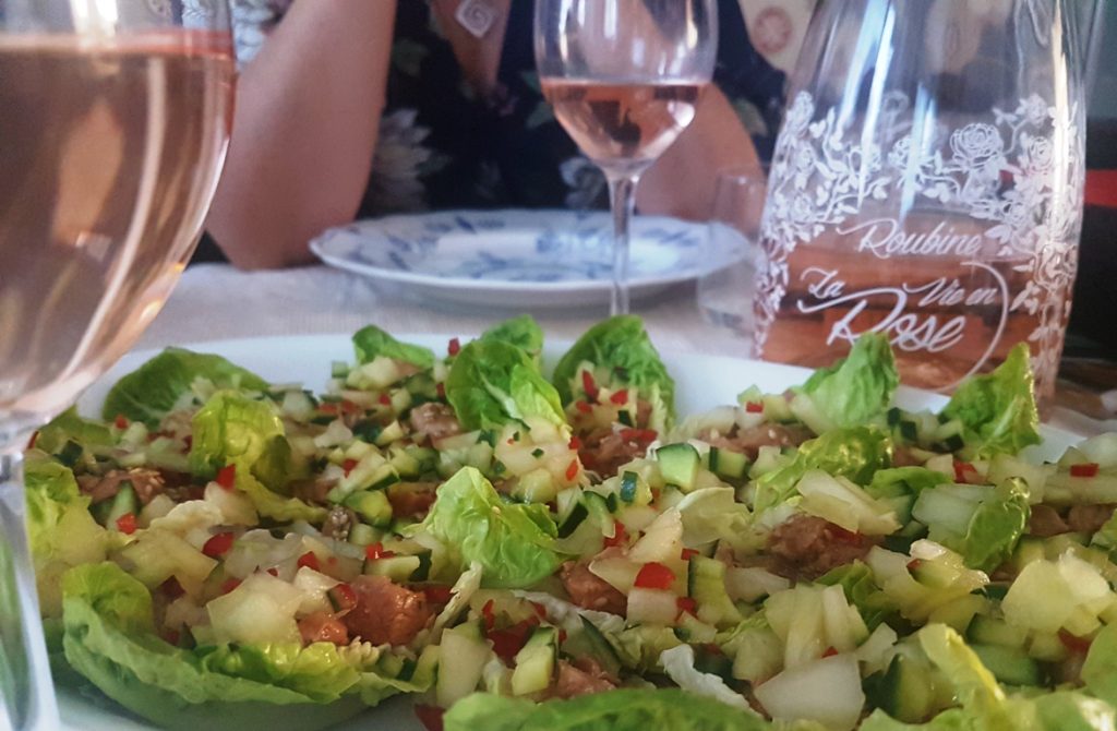 vin-till-lime-och-sesammarinerad-lax-med-gurk-och-melonsalsa-i-hjartsallad