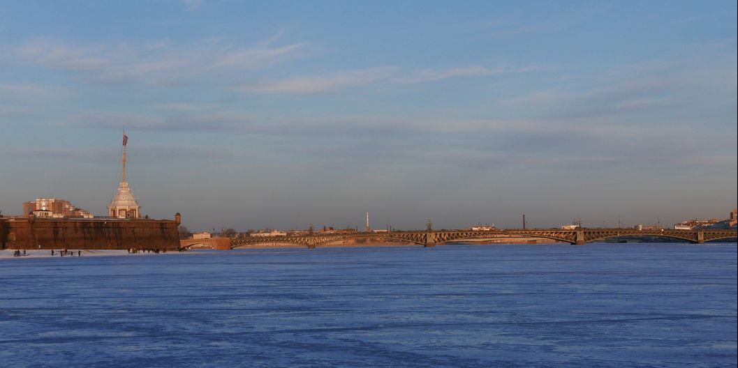 sankt-petersburg-fastning-neva-med-is-vinbanken-feb-19