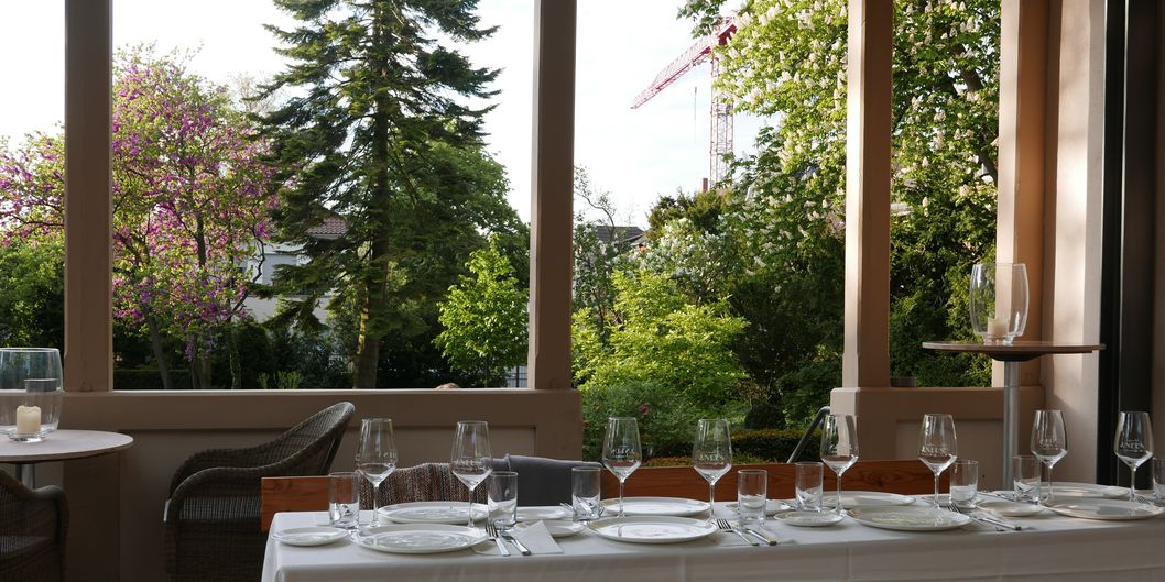 weingut-j-neus-har-en-beromd-tradgard-vinbanken