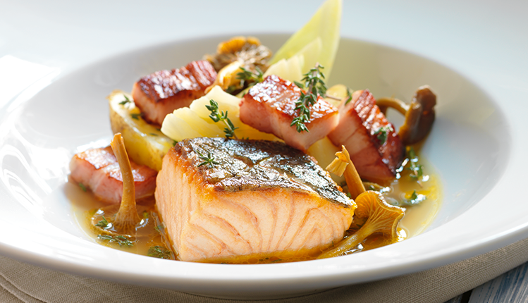 vin-till-ugnsbakad-lax-med-spetskal-och-trattkantareller-recept-vinbanken