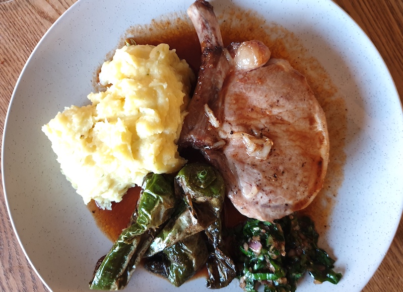 Vin till Secreto Iberico med mandelpotatispuré, padrons och skysås