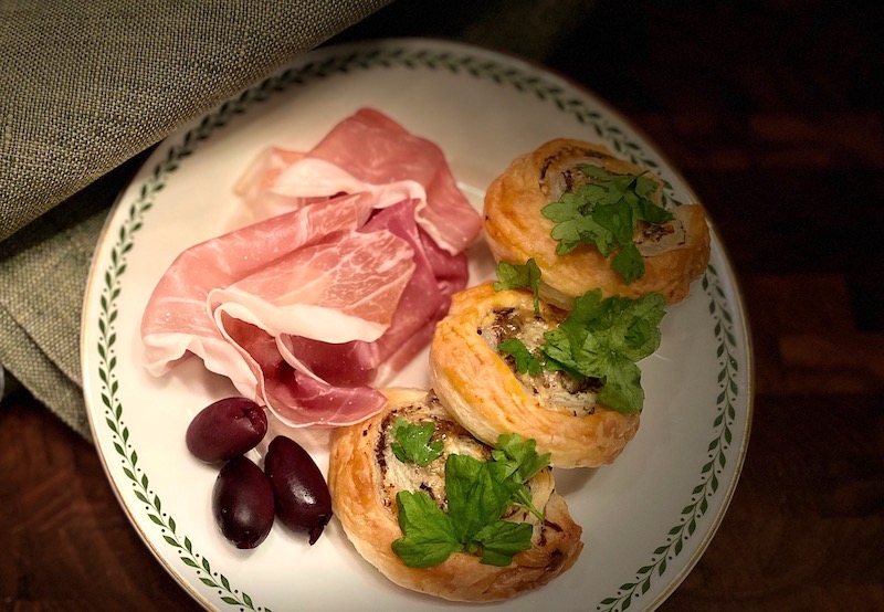 Tilltugg-och-snittar-som-gar-att-forbereda-vinbanken
