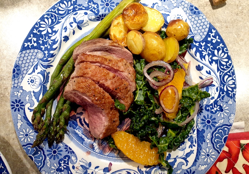 vin-till-anka-med-sparris-kalsallad-apeslin-vinbanken