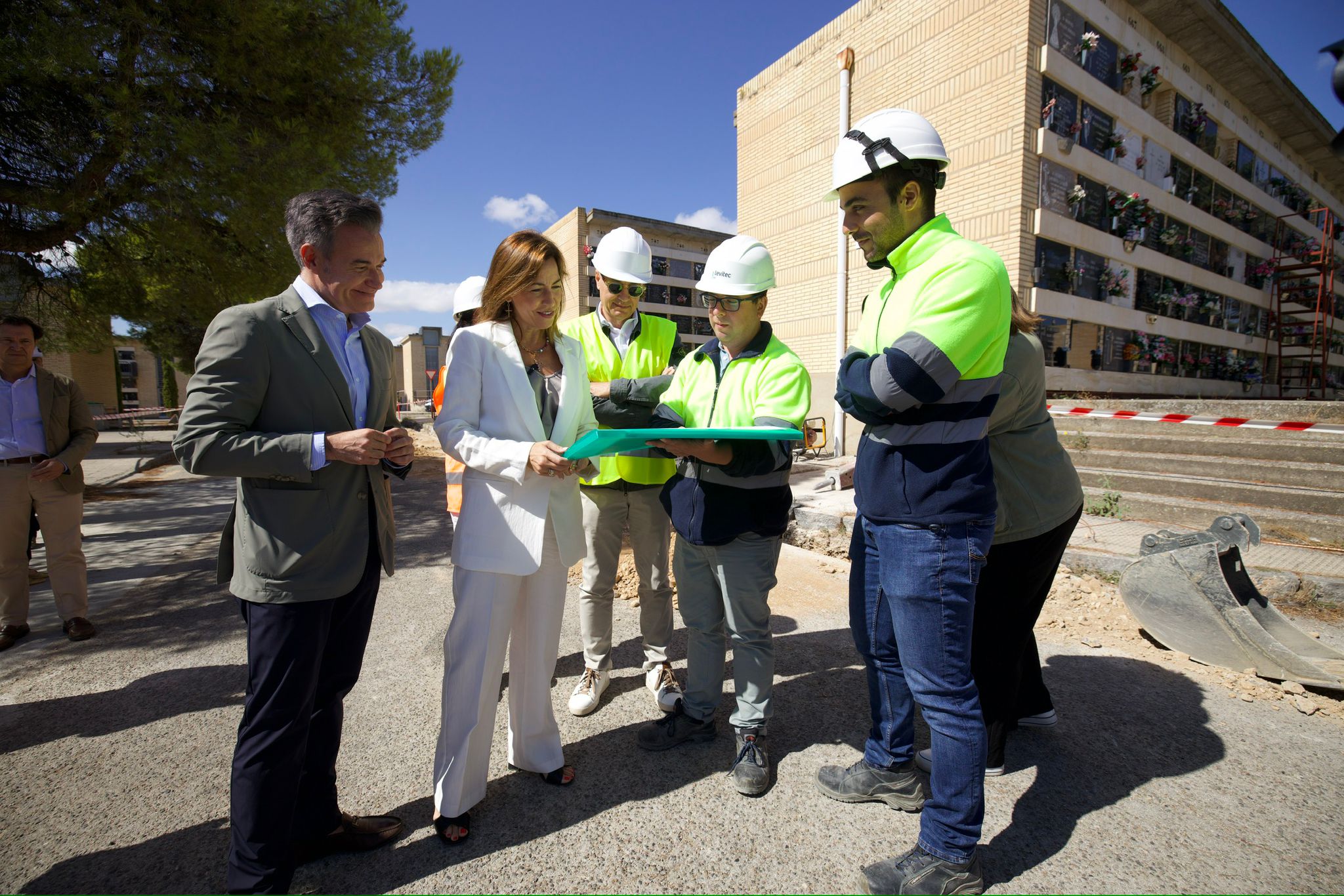 El Gobierno de Zaragoza saca a licitación la instalación de placas  fotovoltaicas en 18 pabellones y edificios municipales que supondrán un  ahorro de más de 160.000 euros al año - AEA Plus