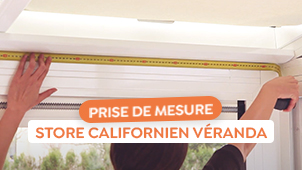 Prendre les mesures pour un store californien dans une vranda