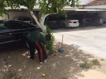 El Alferez del puesto de Almonte ordena a un guardia civil barrer el patio del cuartel