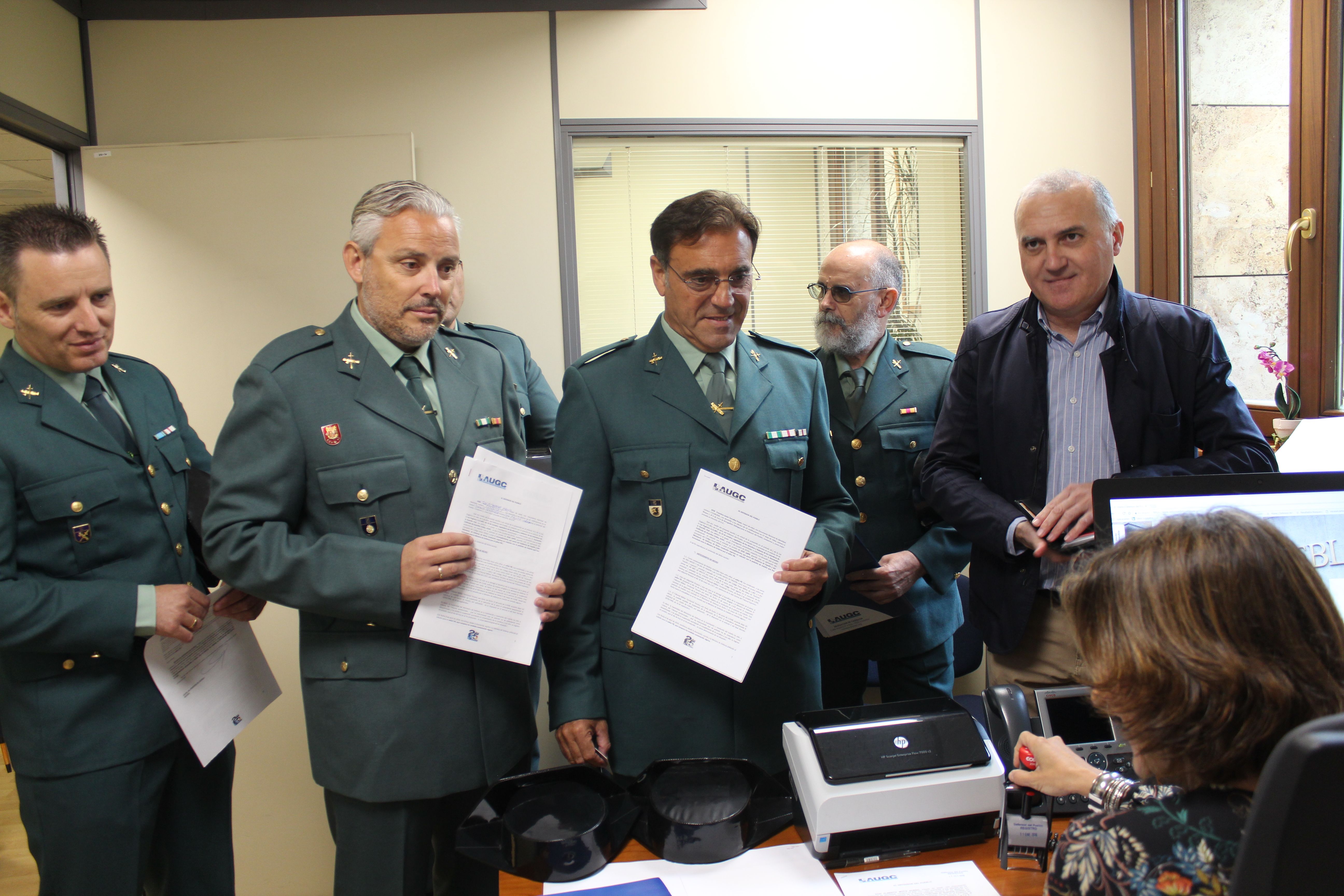 AUGC se concentra ante el Defensor del Pueblo en repulsa por el ingreso en prisión de guardias civiles en aplicación del CPM