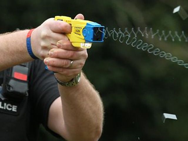 La Guardia Civil responde afirmativamente a la propuesta de AUGC para dotar a los agentes de armas eléctricas taser