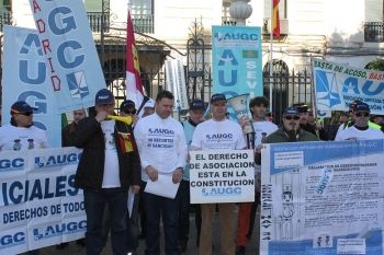 Cargos de AUGC se concentran frente a la Comandancia cordobesa en defensa de sus derechos y en protesta por la persecución  del ex- jefe de Comandancia