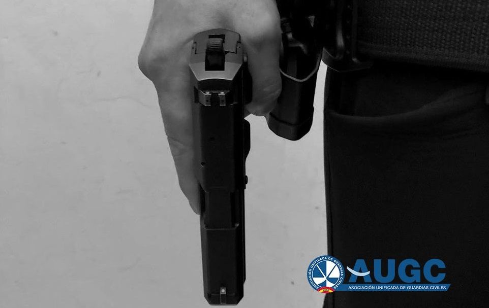 80 euros que pueden salvar vidas: La Dirección General de la Guardia Civil prepara la compra de 5.200 armeros para armas cortas