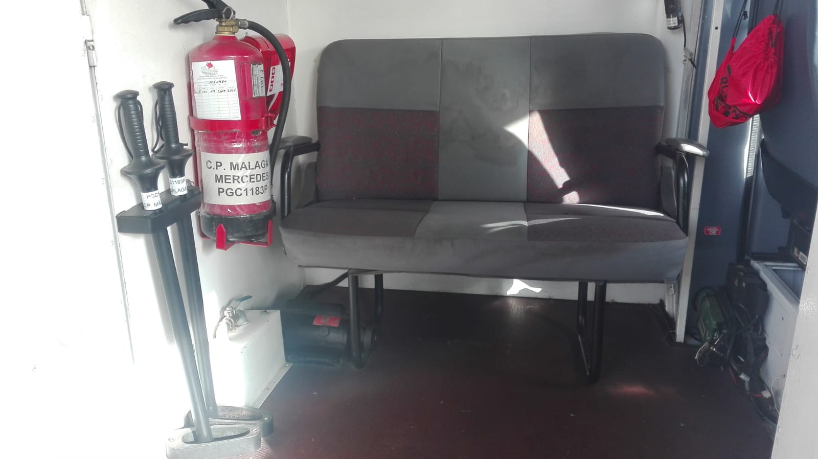 AUGC denuncia la carencia de cinturones de seguridad en furgones para el traslado de presos y detenidos