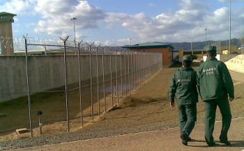 La vigilancia de la prisión de Córdoba, a pie por averías de los vehículos