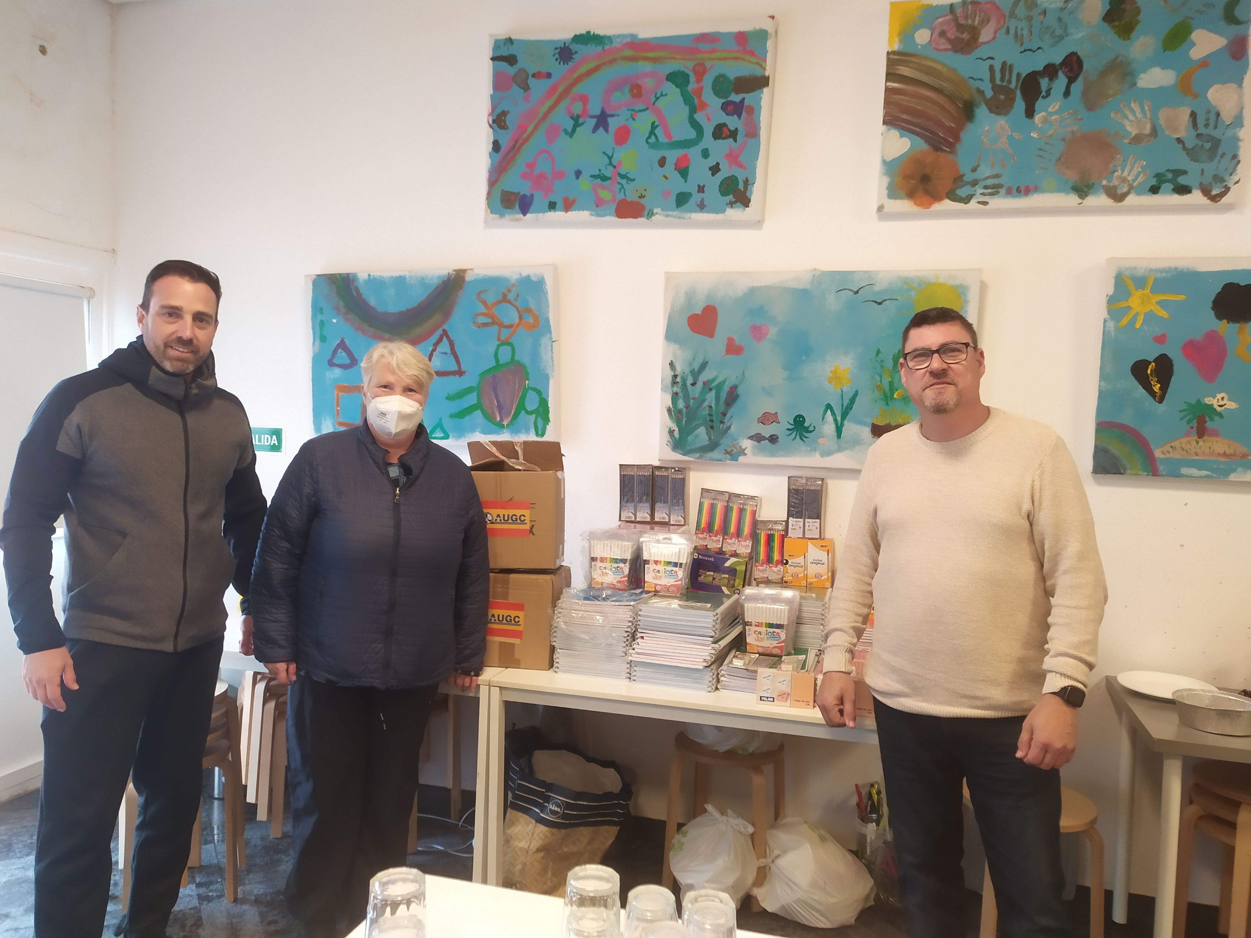 AUGC Alicante entrega material escolar para los refugiados ucranianos que llegan al Colegio Escandinavo Costa Blanca