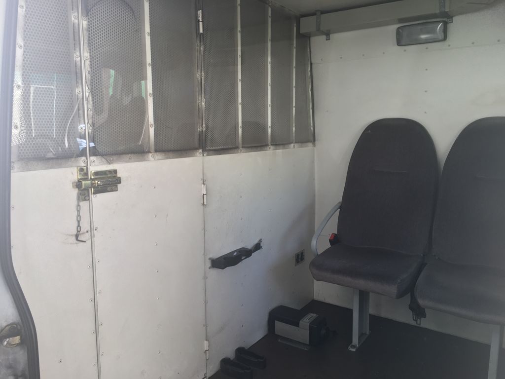 Los furgones de la Guardia Civil para el traslado de presos y detenidos no cumple los requisitos mínimos de seguridad