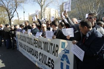 ¡Basta ya de abusar de los guardias civiles!