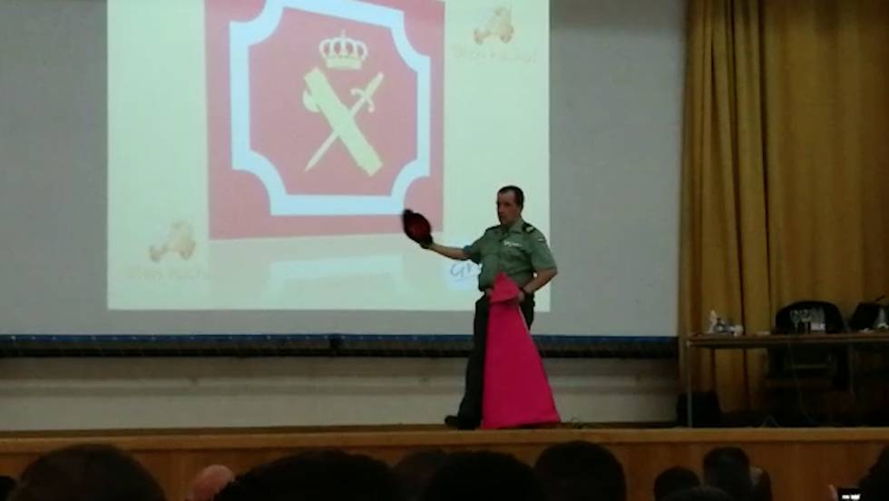 La formación en la Guardia Civil acoge frivolidades taurinas, pero los alumnos han de conocer en la calle sus derechos sociolaborales