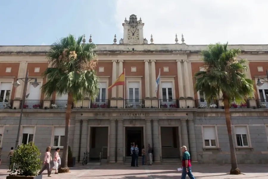 El Pleno del Ayuntamiento de Huelva aprueba por amplia mayoría exigir al Gobierno el reconocimiento de la Guardia Civil como profesión de riesgo y un plan de refuerzo contra el narcotráfico
