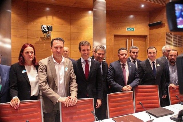 Reunión de las asociaciones con el PP antes de que se vote hoy una moción donde recuerda al Gobierno que tiene el compromiso de cumplir de manera inmediata e integra el acuerdo de equiparación