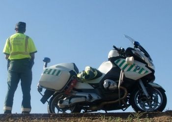 Un motorista de Tráfico salva la vida de milagro... mientras los jefes se llevan la productividad
