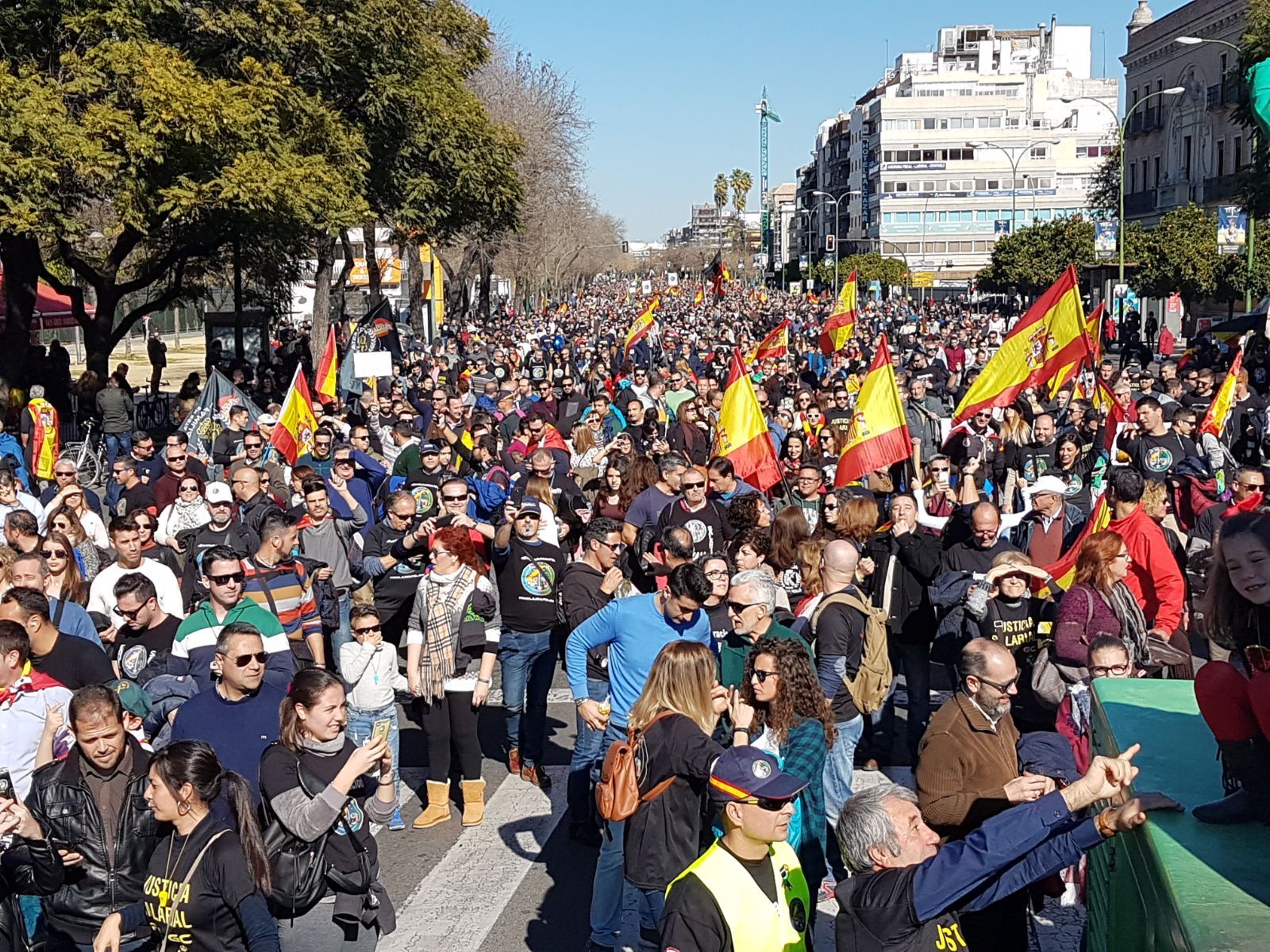 Cientos de guardias civiles y policías cordobeses se manifiestan en Sevilla por la equiparación salarial