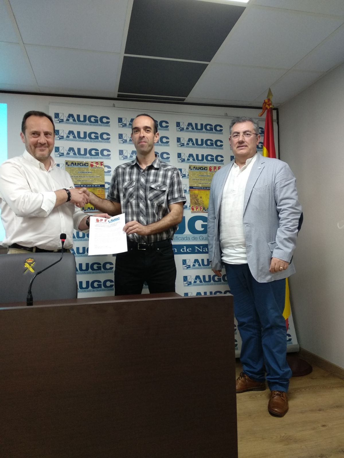 AUGC renueva su convenio de colaboración con el Sindicato de la Policía Foral de Navarra