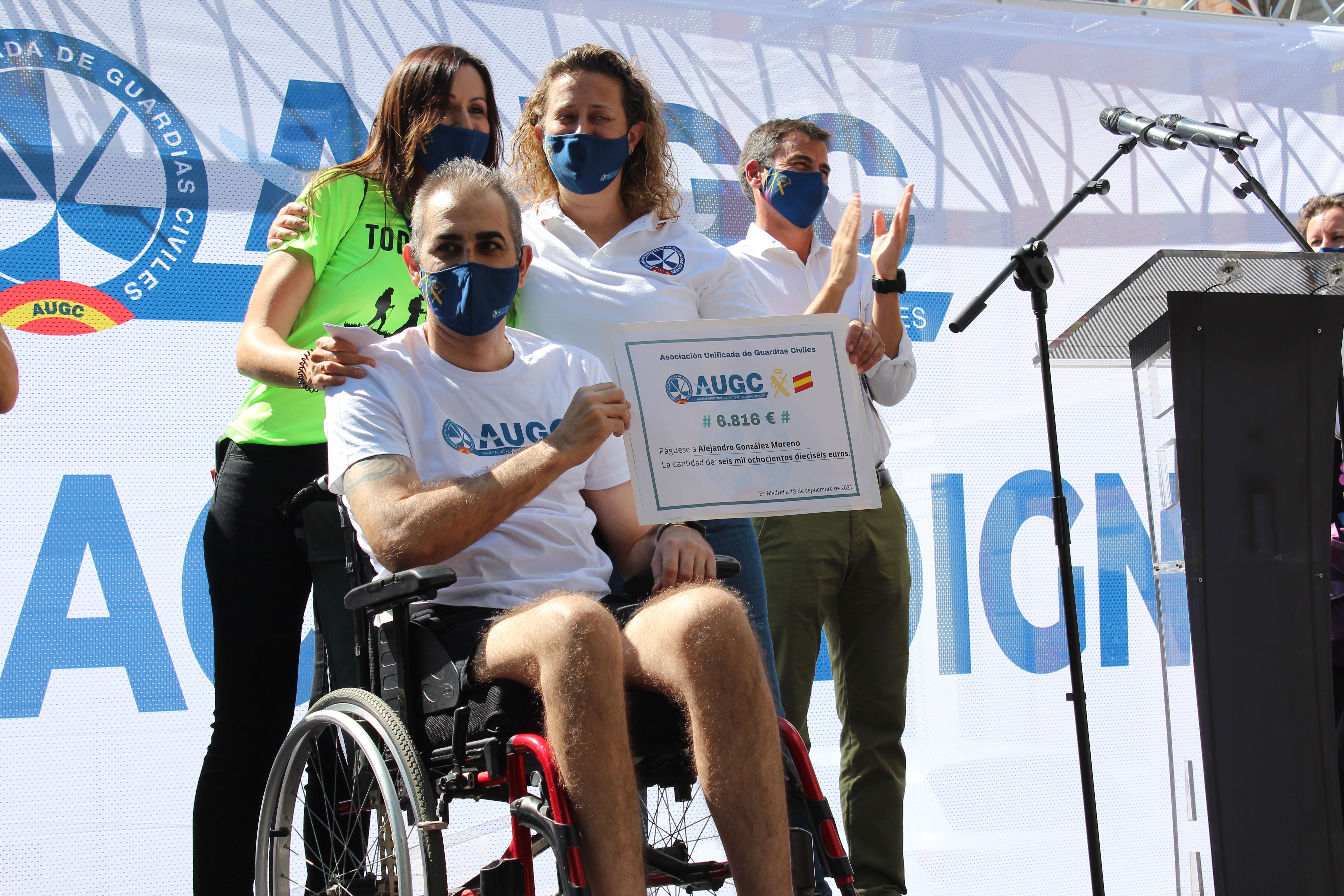 Gran emoción en la entrega al compañero Alejandro del cheque solidario que promovió AUGC