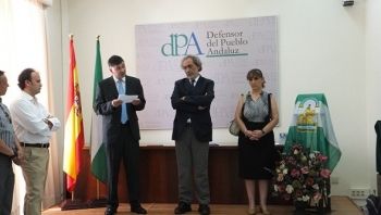 AUGC ANDALUCIA ENTREGA AL DEFENSOR DEL PUEBLO ANDALUZ UNA METOPA DE CRISTAL PARA SU UBICACIÓN PERMANENTE EN SU SEDE COMO HOMENAJE A LAS VÍCTIMAS DEL TERRORISMO.