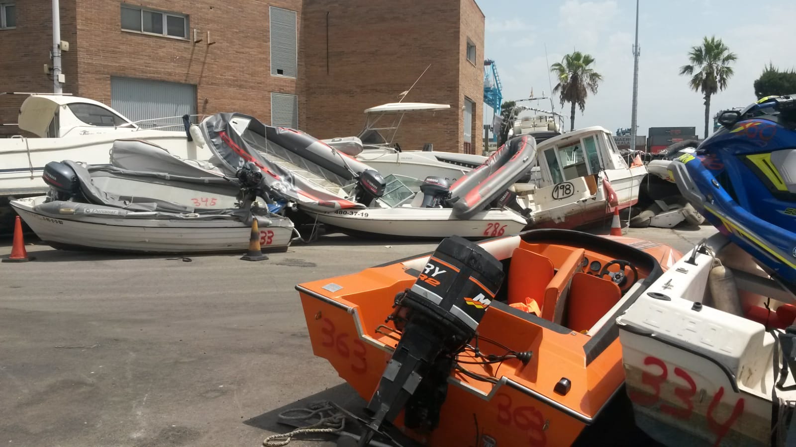 La acumulación desordenada de embarcaciones incautadas en Algeciras provoca un grave riesgo medioambiental y para la población