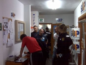 Recogida de firmas en la Escuela de Formacion de la Policía.