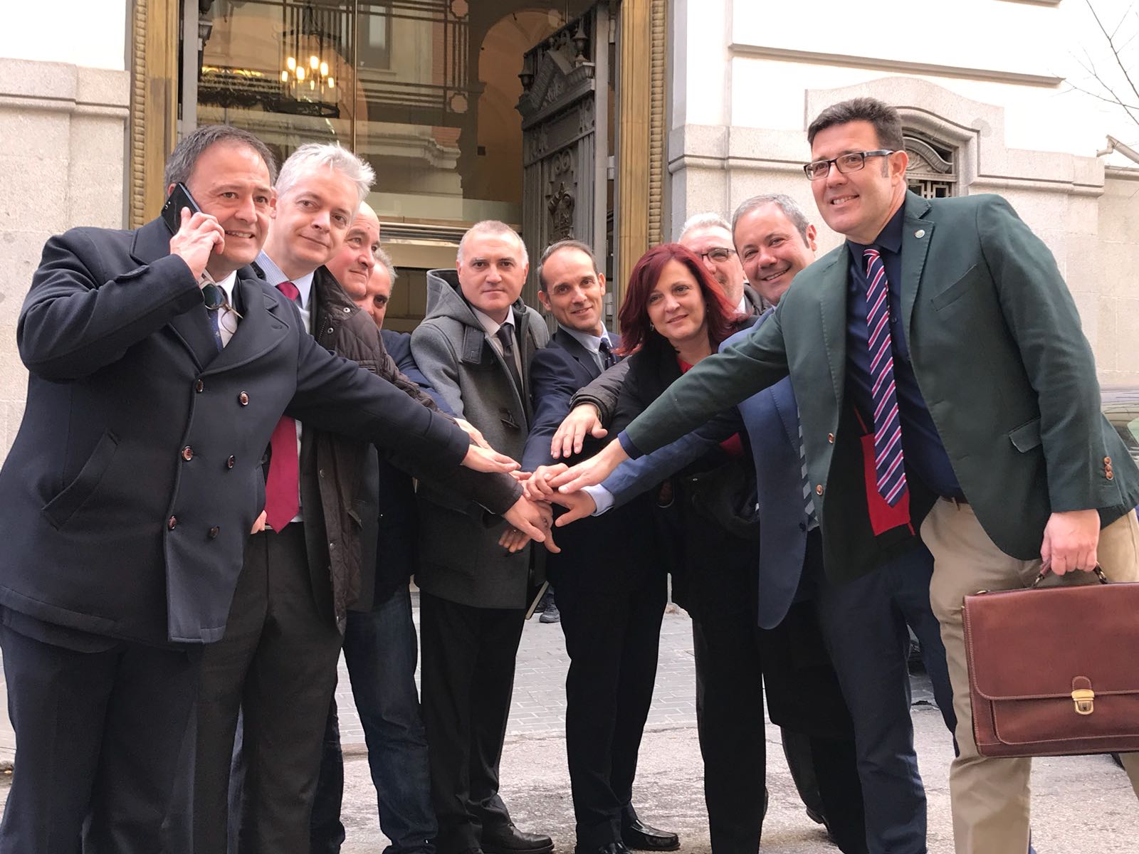 La equiparación salarial, portada del boletín informativo con el que AUGC resume el mes de marzo