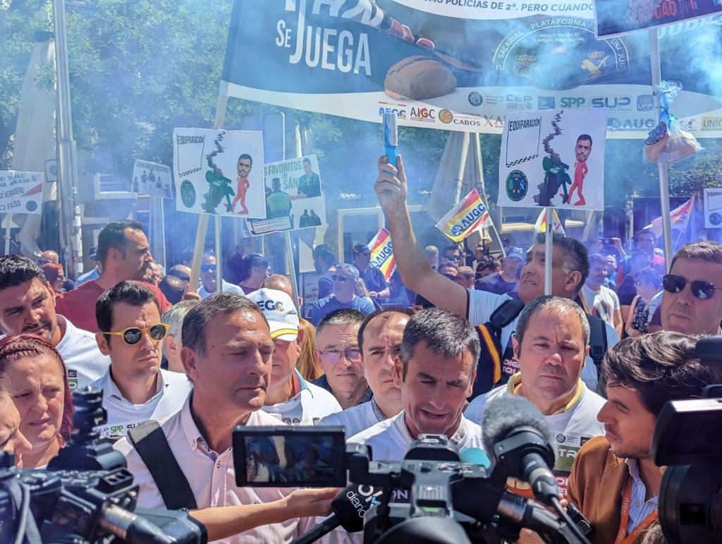 La plataforma conjunta de policías y guardias civiles acude al Congreso de los Diputados bajo el lema "con nuestro pan no se juega"