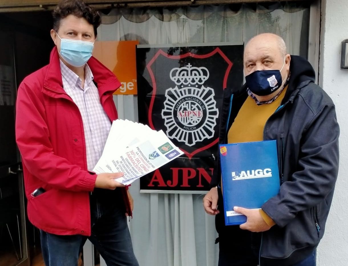 AUGC entrega firmas para eliminar el copago farmacéutico de los pensionistas de clases pasivas