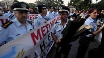 La policía griega avisa al gobierno heleno que no reprimiran las manifestaciones de trabajadores.