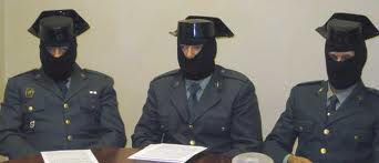 SENTENCIA ABSOLUTORIA PARA LOS GUARDIAS CIVILES QUE DIERON UNA RUEDA DE PRENSA ENCAPUCHADOS