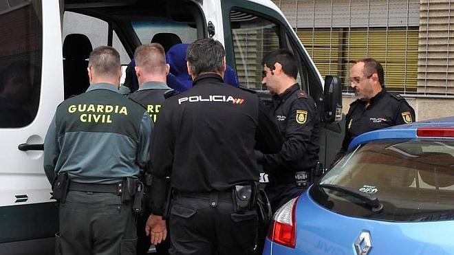 Los guardias civiles, ni militares ni policías
