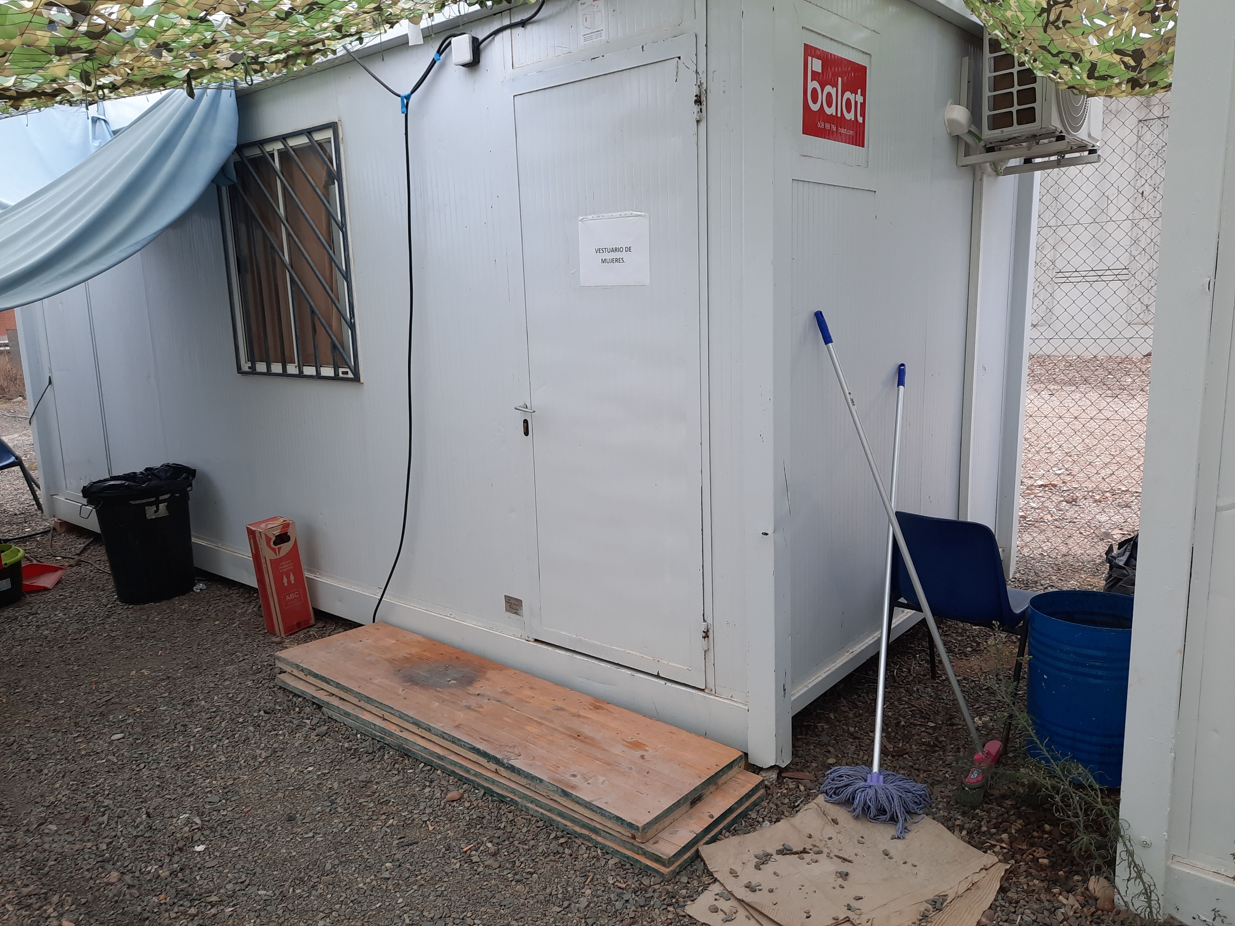 Los guardias civiles de la prisión llevan cinco meses en casetas de obras