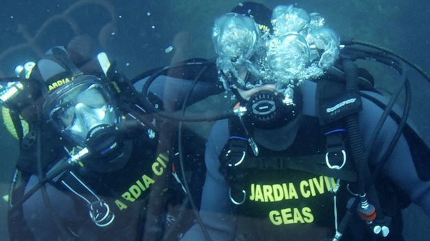 El mando del GEAS de Melilla pide material antidisturbios y armas largas para disparar a los motores de las pateras si no se detienen