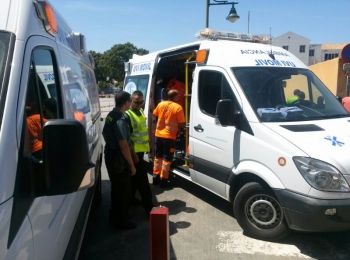 Agentes de la Guardia Civil asisten a una mujer que dio a luz en un puesto fronterizo de Melilla