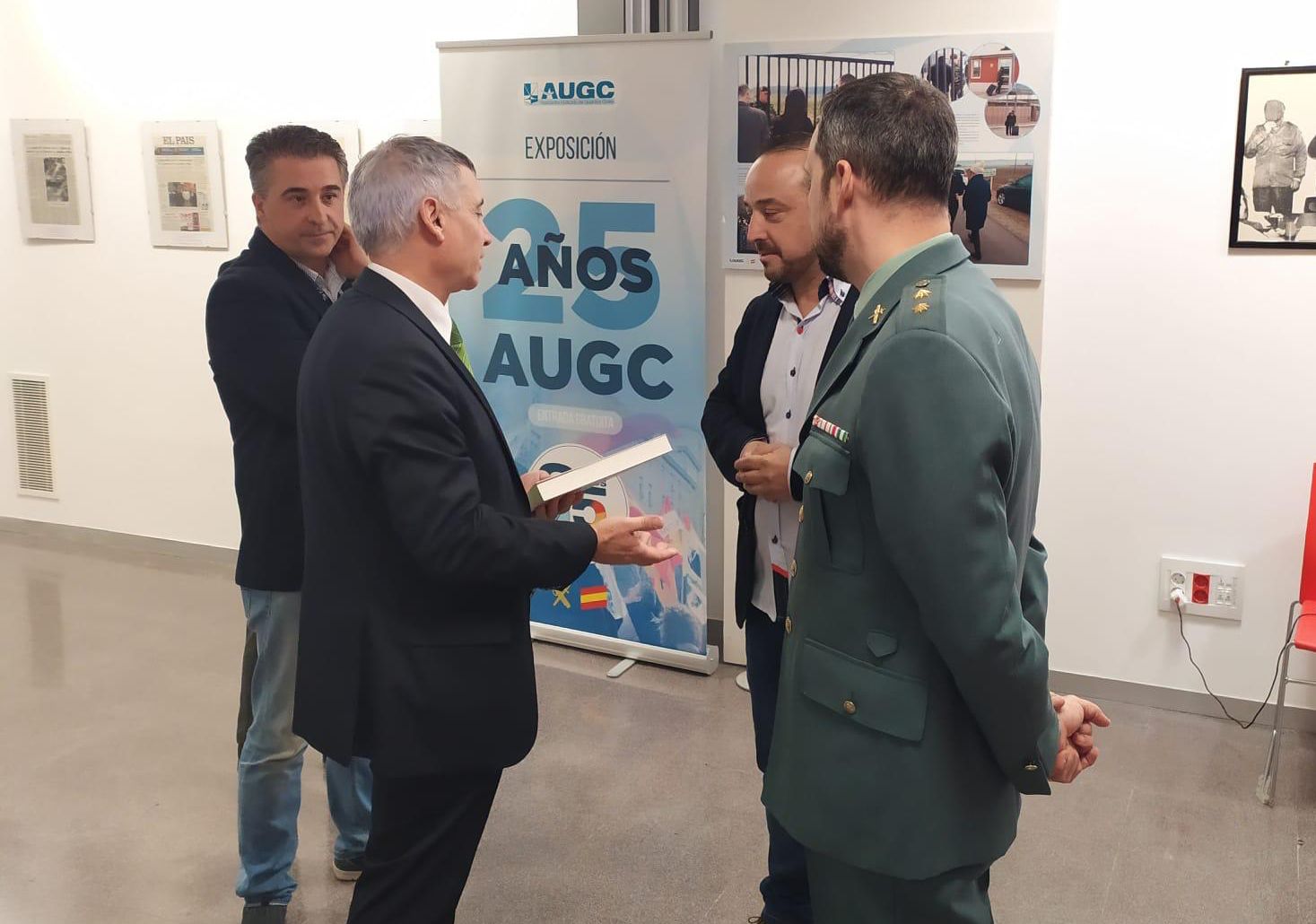 AUGC Valencia inaugura la exposición en la que repasa sus primeros 25 años y denuncia la carencia de derechos que aún siguen padeciendo los guardias civiles