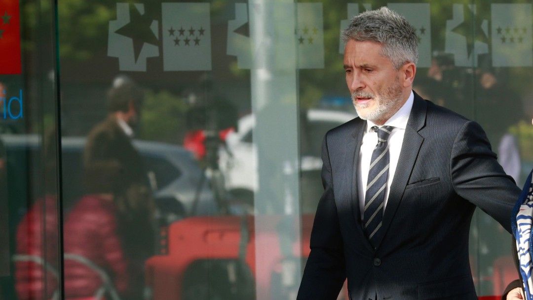 El Ministro elude dar explicaciones a los nuevos suboficiales respecto al despropósito en la asignación de destinos