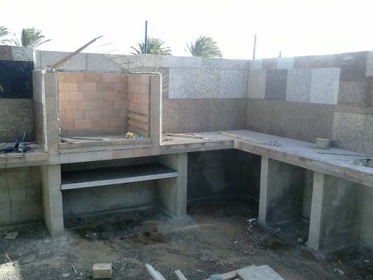 La Guardia Civil, como en la canción del verano, prefiere el chiringuito y la barbacoa a vestuarios y aseos