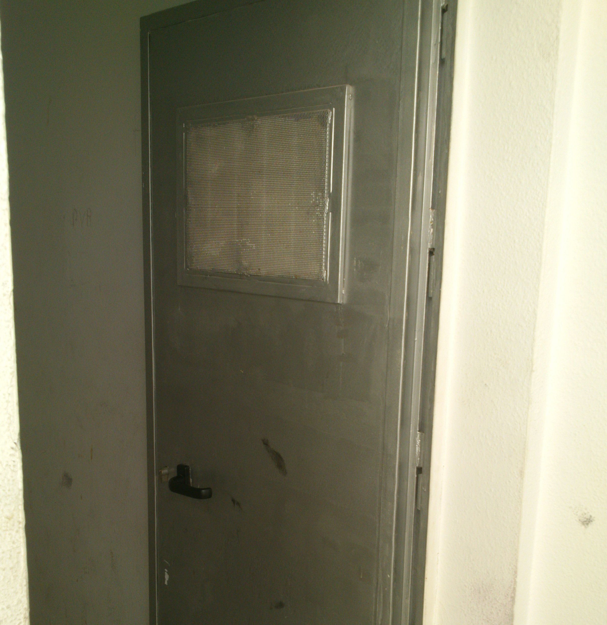 La precariedad en las instalaciones propicia la agresión de un detenido a un guardia civil en Alicante