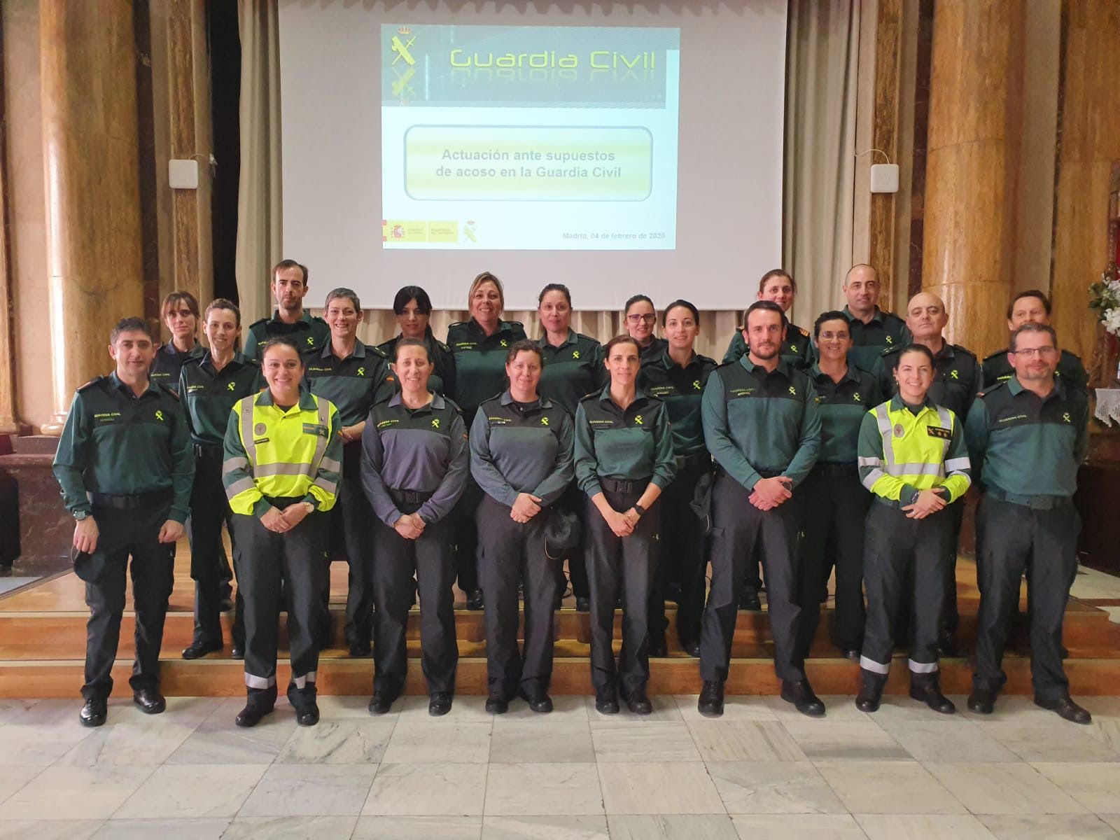 Representantes de las asociaciones asisten a una reunión informativa sobre igualdad de género en la Guardia Civil