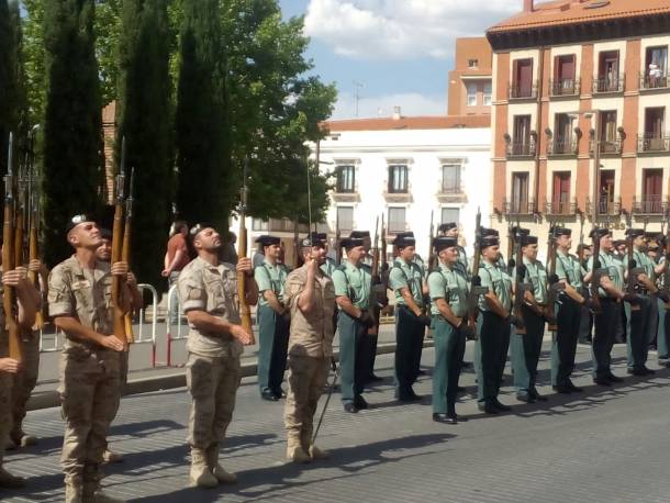 El desfile de las Fuerzas Armadas dobla su presupuesto mientras los guardias civiles han de pagarse el chaleco antibalas de su bolsillo