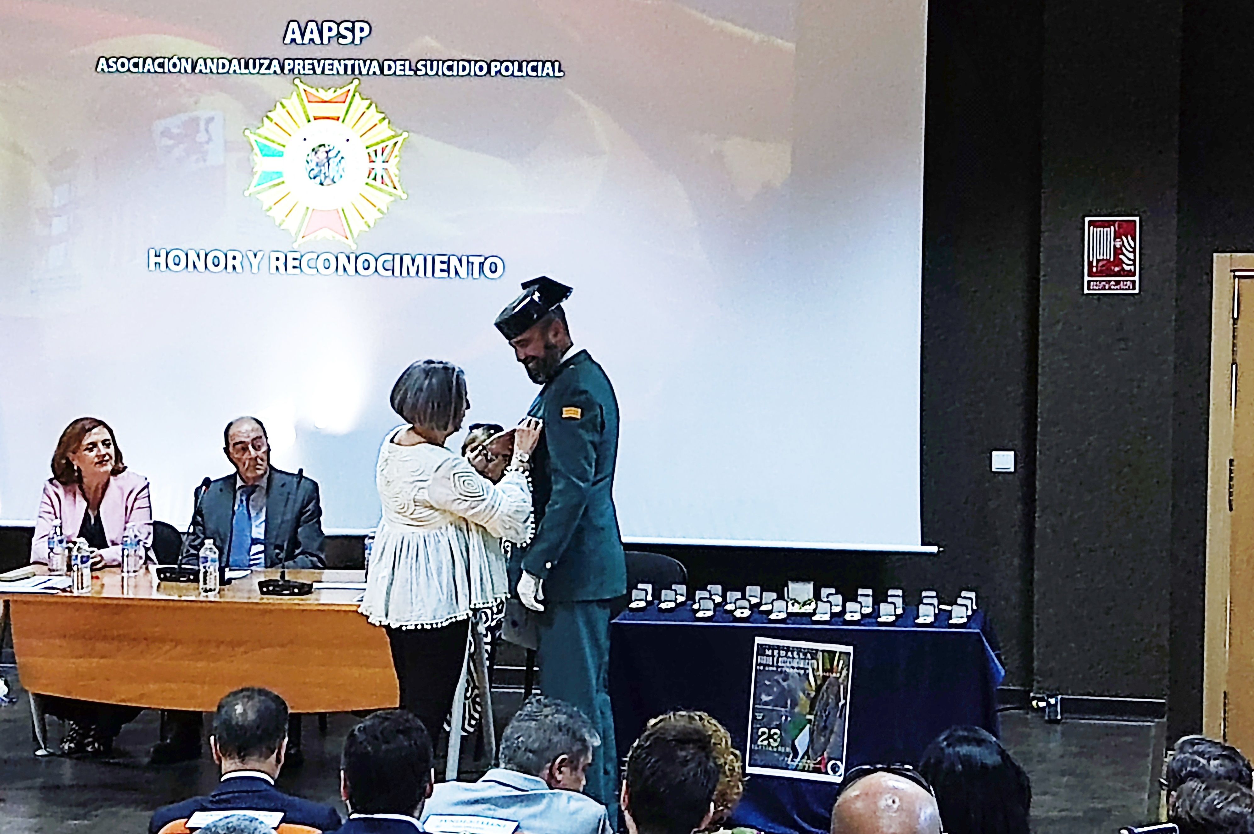 La Asociación Unificada de Guardias Civiles recibe la condecoración de la Asociación Andaluza Preventiva del Suicidio Policial