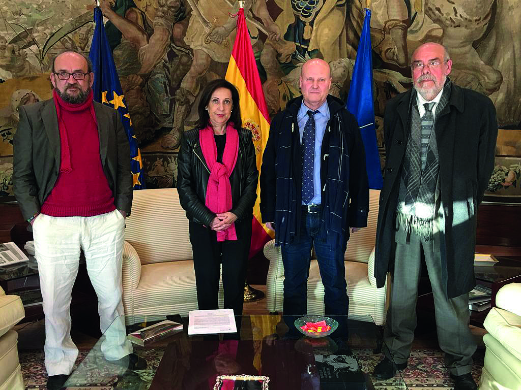 La ministra de Defensa se reúne con los guardias civiles represaliados por su lucha en el sindicalismo clandestino de los años ochenta y noventa