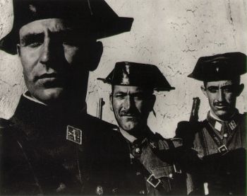 COMO NOS VEN EN LOS LIBROS DE TEXTO: GUARDIAS CIVILES E HISTORIA