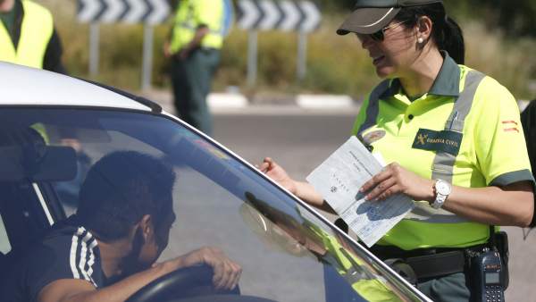 La Agrupación de Tráfico ‘parchea’ la falta de chalecos femeninos con la cesión temporal de otros de distinta procedencia