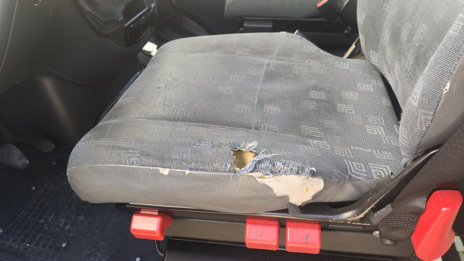 Sin cinturones, con filtraciones y agujeros: Los vehículos de la Guardia Civil para el traslado de presos no cumplen con los requisitos de seguridad