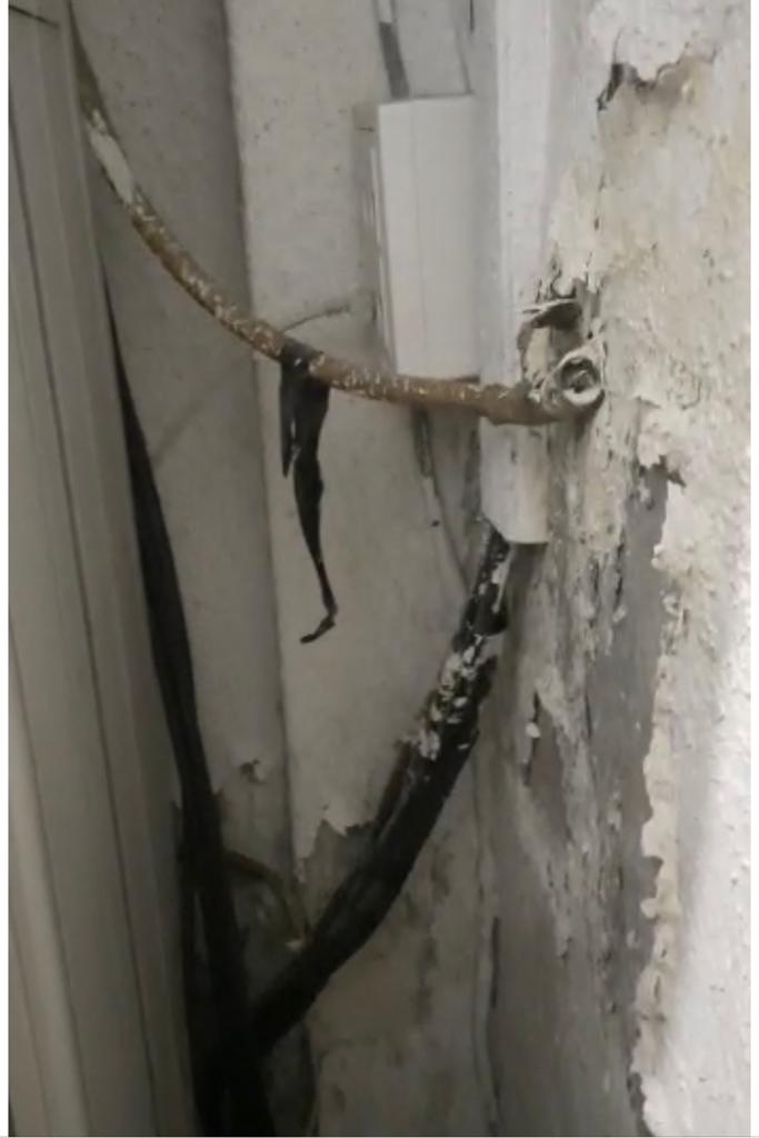 Los agentes destinados en las instalaciones de la Guardia Civil en Getafe están expuestos al moho y humedad que impregna hasta cables eléctricos